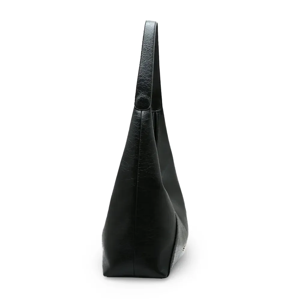 Vista lateral da bolsa feminina preta Chenson Boho Chic mostrando perfil e alça